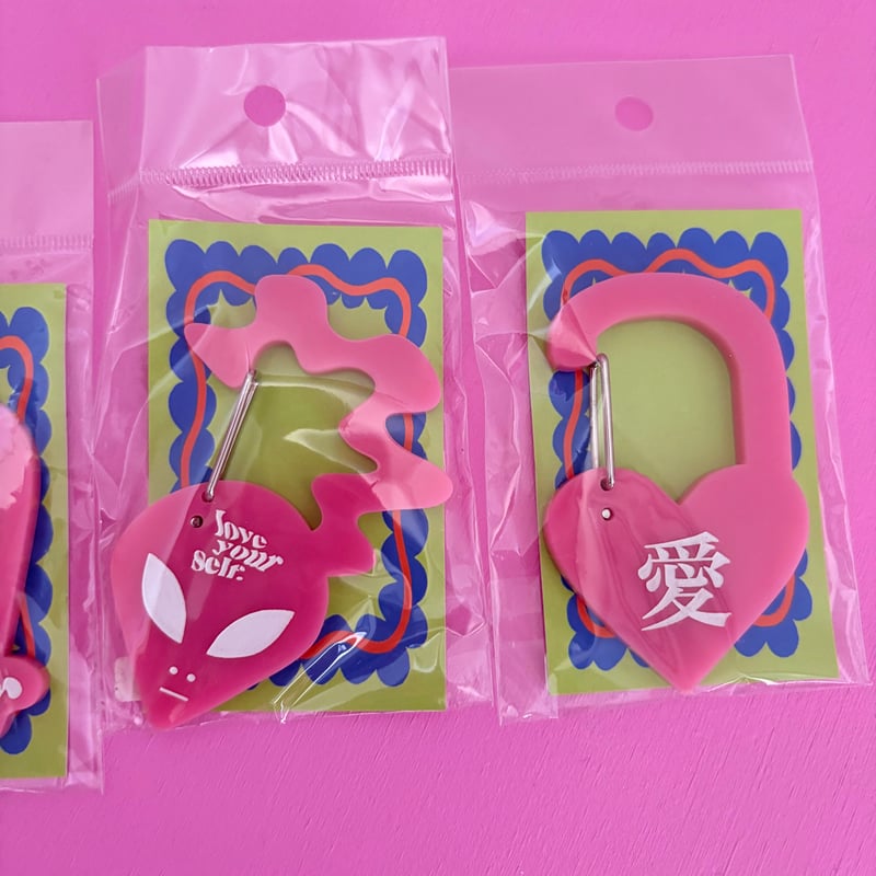 アクリルカラビナ | love yourself. by ぱくちーひとみ