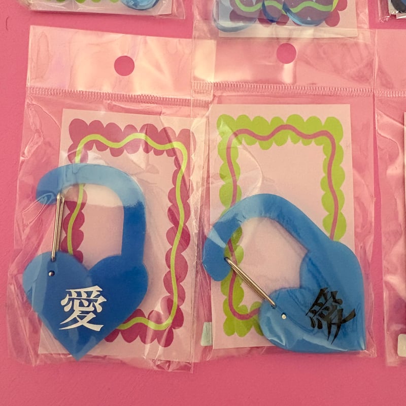 アクリルカラビナ | love yourself. by ぱくちーひとみ