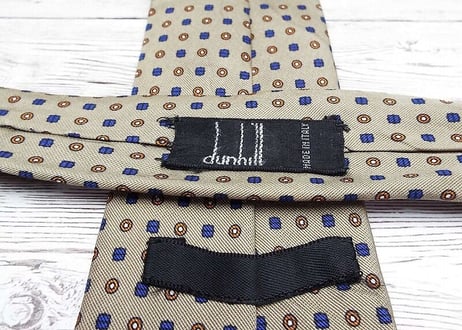【英国紳士のトラディショナルネクタイ】イタリア製　dunhill ダンヒル 幾何学パターンデザインネクタイ ブラウンベージュ茶 15000170