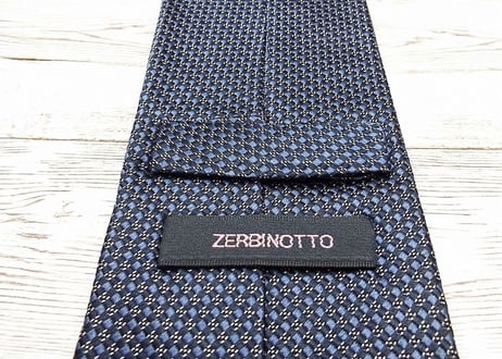 【ナローなベーシックネクタイ】ZERBINOTTO（HOBY扱い）シャドーストライプ　総柄ネクタイ　メタリックネイビーブルー紺青　 15000088　カジュアルネクタイ　シルク100％