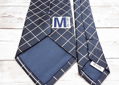 【白Yシャツに合わせるのが◎】日本製 M FACTORY マルゴグラバット扱いGroovy Style扱い クロスストライプ柄ネクタイ グレーシルバー灰銀 シルク100%　15000330　ビジネス系