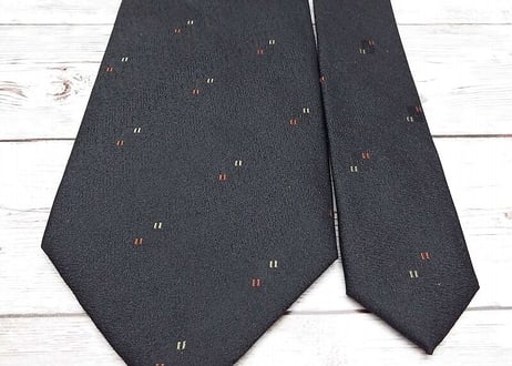 【ダーク系スーツとの相性◎】TWENTY FIRST（NISSAI扱い） ポイントデザイン総柄ネクタイ　ブラック黒　15000224　シルク100％