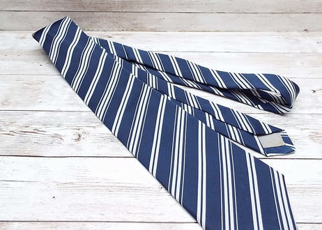 リネンジャケットと相性◎｜日本製 ORIGINALCRAVAT ストライプ柄 ネクタイ ブルーネイビー・グレーシルバー　ポリエステル100%｜17002981