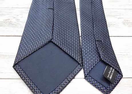 【ナローなベーシックネクタイ】ZERBINOTTO（HOBY扱い）シャドーストライプ　総柄ネクタイ　メタリックネイビーブルー紺青　 15000088　カジュアルネクタイ　シルク100％