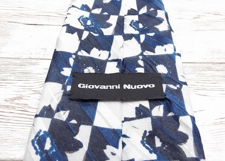 【爽やかカラーのヴィンテージネクタイ】Giovanni Nuovo ジョヴァンニヌオーヴォ スクエア花柄デザイン ブルーライトシルバー青灰　15000118　シルク100％　オシャレ系