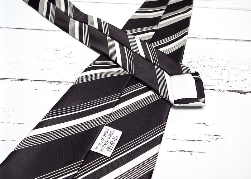 【ほぼ未使用】PRADA ネクタイ　ストライプ　レジメンタル　ブラック TOMORROWLAND シルクジャガード レジメンタルストライプネクタイ