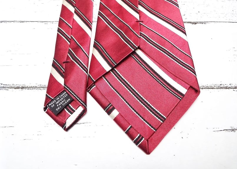 光沢系の勝負の赤ネクタイ】Calvin Klein（カルバンクライン