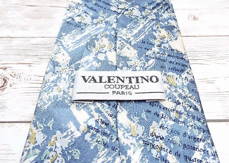 レタード入りのピクチャーネクタイ｜VALENTINO COUPEAU ヴァレンチノ 絵画 古典模様 総柄ネクタイ ブルーグレーダー シルク100％｜17002998