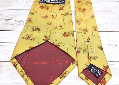 【SOLD OUT】◎未使用◎イタリア製 サルヴァトーレ・フェラガモ(Salvatore Ferragamo)　クラッシックカー 総柄ネクタイ 146cm  シルク100% ゴールドベージュ