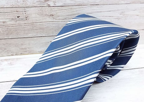 リネンジャケットと相性◎｜日本製 ORIGINALCRAVAT ストライプ柄 ネクタイ ブルーネイビー・グレーシルバー　ポリエステル100%｜17002981