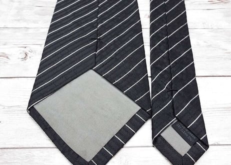 【ブラックスーツにお勧めの１本】日本製 B&T CLUB（HOBY扱い）シャドーデザイン入り　ストライプネクタイ　ブラック黒　15000194
