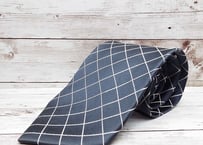 【白Yシャツに合わせるのが◎】日本製 M FACTORY マルゴグラバット扱いGroovy Style扱い クロスストライプ柄ネクタイ グレーシルバー灰銀 シルク100%　15000330　ビジネス系