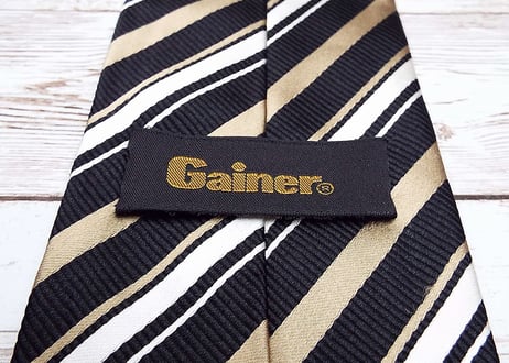 アメカジスタイルにも◎｜イタリア製 Gainer（アクセス扱い）ストライプ柄ネクタイ ブラック・シャンパンゴールド　シルク100%｜17002943