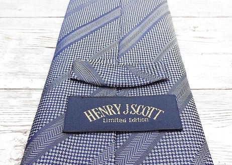【ネイビー紺スーツとの相性◎】HENRY JSCOTT（KARI扱い）光沢ストライプネクタイ ブルーシルバー青銀　15000187　シルク100％