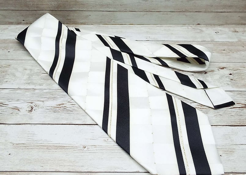 透かし模様が入ったワイドタイ｜Stllook 東レ シルック使用 ストライプ