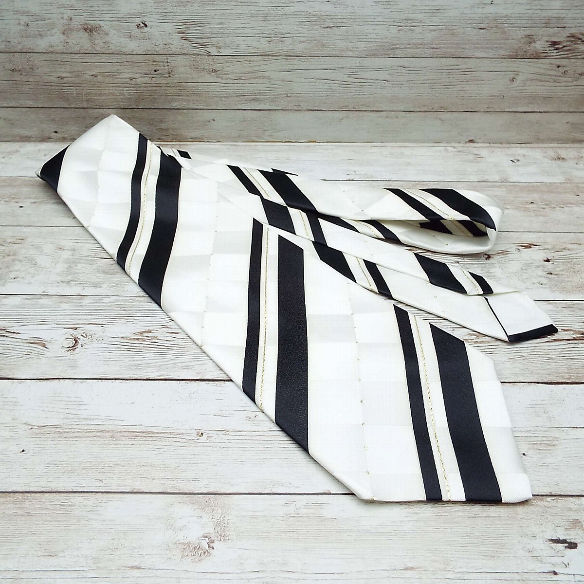 透かし模様が入ったワイドタイ｜Stllook 東レ シルック使用 ストライプ