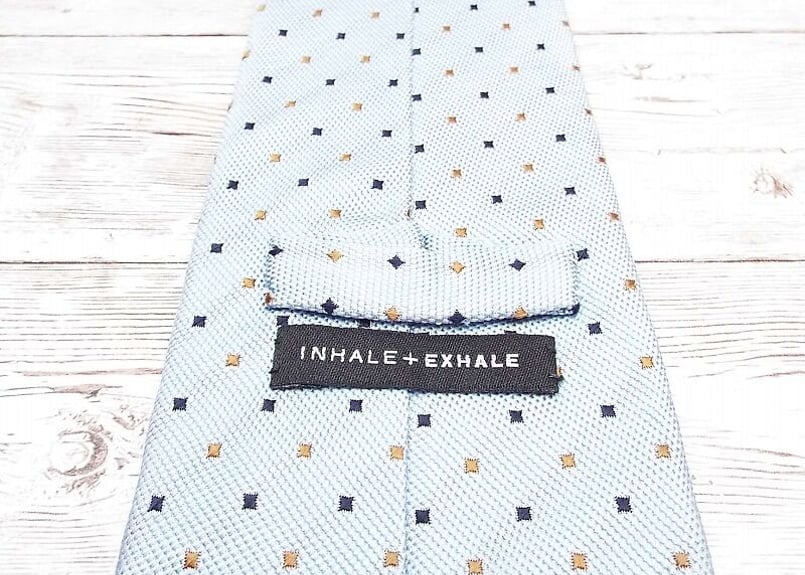 ピンスクエア柄の爽やかカラー】INHALE＋EXHALE 総柄ネクタイ スカイ