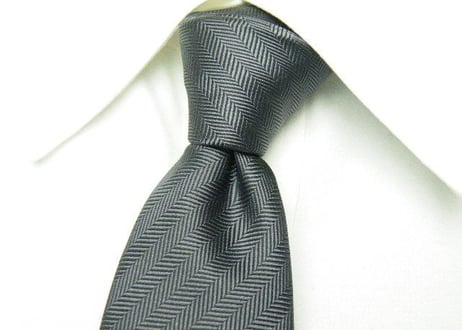 シックに決める！｜SIMPLE　PHRASE　CRAVAT｜ネクスタイル｜ヘリンボーン柄ダークグレー系ネクタイ【USED】0124