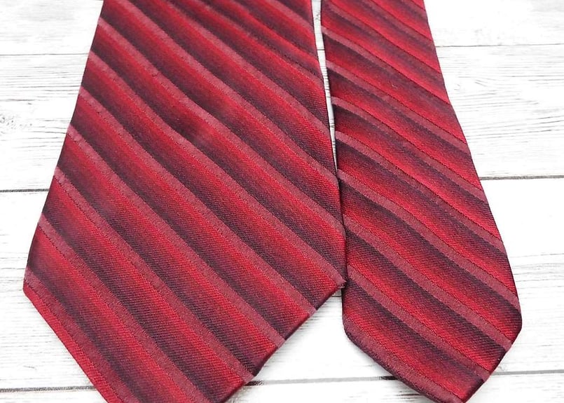 落ち着いた大人スタイル｜JOSEPH ABBOUD ストライプ柄ネクタイ ワイン