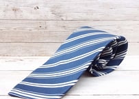 リネンジャケットと相性◎｜日本製 ORIGINALCRAVAT ストライプ柄 ネクタイ ブルーネイビー・グレーシルバー　ポリエステル100%｜17002981
