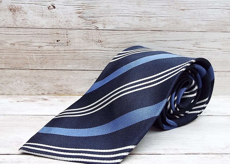 美品 Brioni プリーツ ストライプ 幾何学模様 ネクタイ ネイビー 紺 学生コスプレにも◎｜MRSITYMATE ストライプ柄ネクタイ（ネーム記載