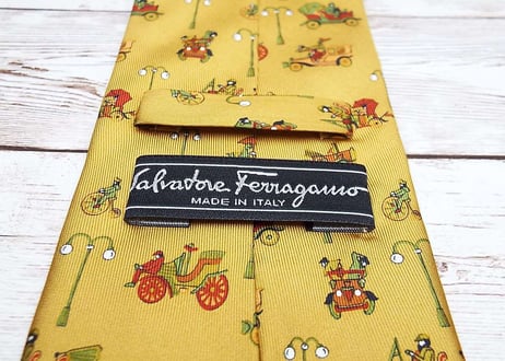 【SOLD OUT】◎未使用◎イタリア製 サルヴァトーレ・フェラガモ(Salvatore Ferragamo)　クラッシックカー 総柄ネクタイ 146cm  シルク100% ゴールドベージュ