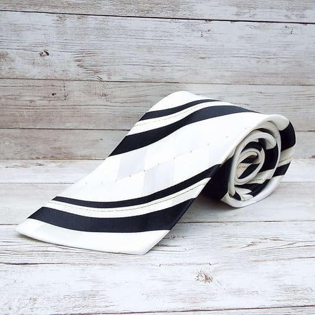透かし模様が入ったワイドタイ｜Stllook 東レ シルック使用 ストライプ総柄ネクタイ ホワイト・ブラック ポリエステル100%｜17002943