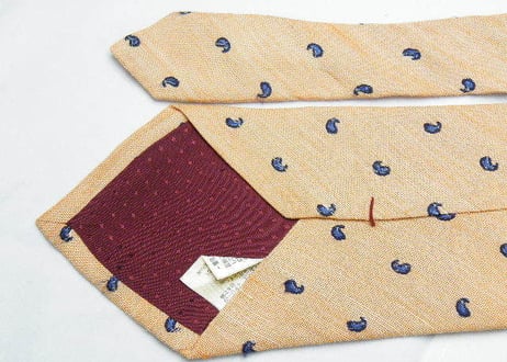 小さなペイズリー刺繍が素敵！【FARIANI　GERMANY】オレンジクリーム系ネクタイ【USED】0124