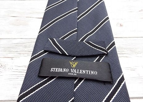 【グレースーツと合わせてシックに決める】STEFANO VALENTINO ステファノ・ヴァレンティノ　ストライプ柄ネクタイ　ダークグレー灰　15000231 大人ネクタイ　シルク100％