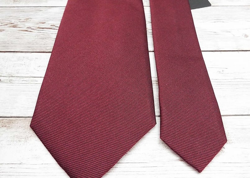 新品タグ付き ディオールオム ネクタイ ハイブランド ソリッドタイ 無地 光沢 希少 未使用タグ付 ディオールオム ネクタイ 黒 ソリッド 蜂柄