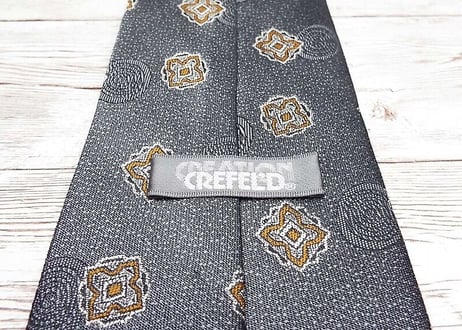 【落ち着いた紳士のグレーネクタイ】日本製 CREFELD CREATION扱い 古典・幾何学模様パターンネクタイ シルバーグレー灰　15000194