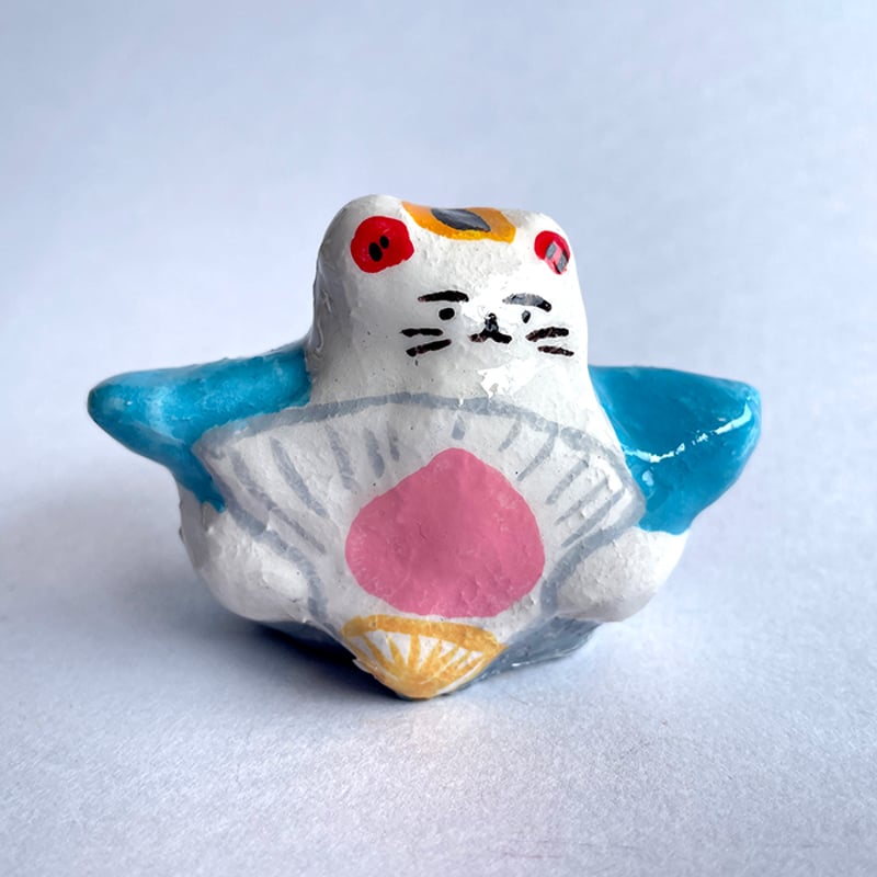 桃扇持猫／ 陶土人形 | ファンシーのお店 にゃんとこ