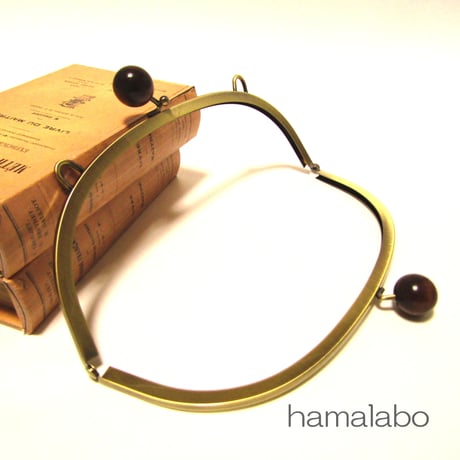 【HA-390】24cmくし型/(大きな茶色の木玉×アンティークゴールド)・カン付き