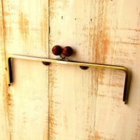 (完売御礼！)廃盤大特価セール！【HA-b1161】25cm/角型(ちょっと大きな茶色の木玉×アンティークゴールド)