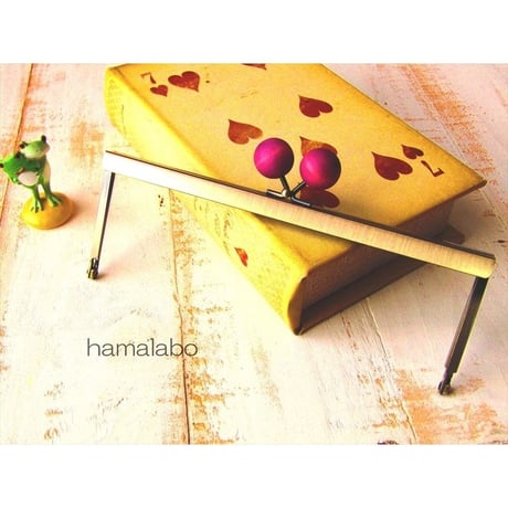 在庫調整で今だけ30％引き！【HA-1538】19cm浮き足口金/ちょっと大きな紫色の木玉(アンティークゴールド)