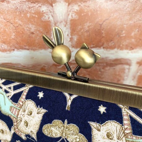 【HA-1753】19cm浮き足口金/ウサギ玉×ネコ玉(アンティークゴールド)