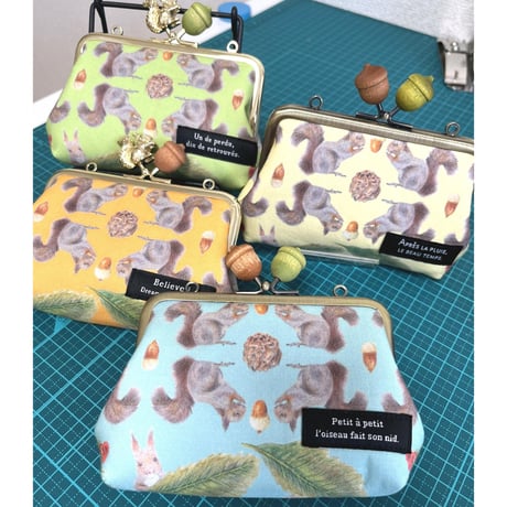 【HA-2412】12cm角型口金/小鳥のピースケ×茶色のどんぐり/アンティークゴールド/カン付き