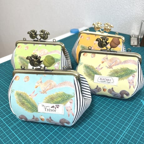 【HA-2412】12cm角型口金/小鳥のピースケ×茶色のどんぐり/アンティークゴールド/カン付き