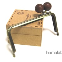 【HA-1207】<横ひねり>12cm/角型の口金(ちょっと大きな茶色の木玉×アンティーク)