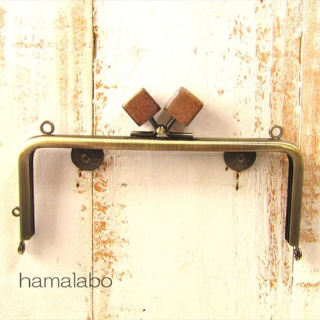 【HA-1966】13.5cm/角型(茶色の木キューブ×アンティークゴールド)・カン付き