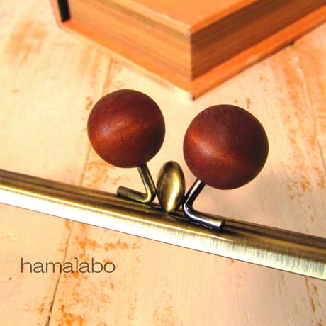 【HA-1437】三枚口(二口口金)19cm/(ちょっと大きい茶色の木玉×アンティークゴールド)・カン付き