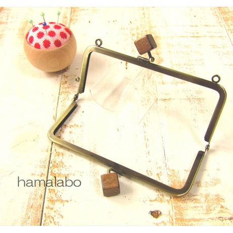 【HA-1966】13.5cm/角型(茶色の木キューブ×アンティークゴールド)・カン付き