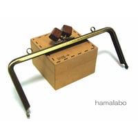 【HA-1219】18cm/角型(茶色の木キューブ×アンティークゴールド)・カン付き