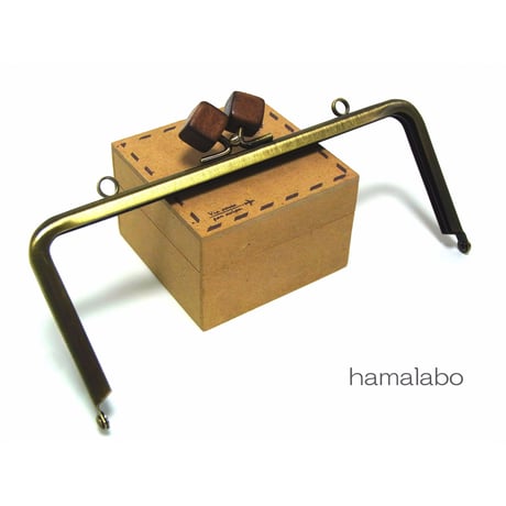 【HA-1219】18cm/角型(茶色の木キューブ×アンティークゴールド)・カン付き