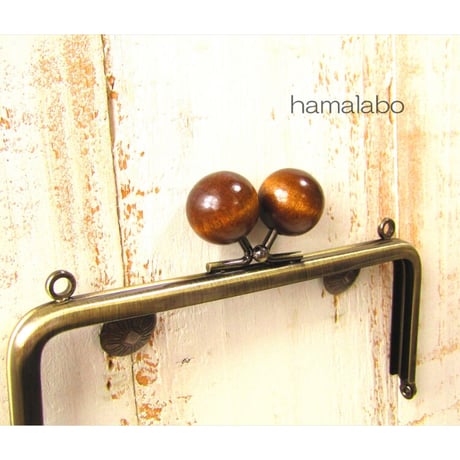 【HA-1964】13.5cm/角型(ちょっと大きな茶色の木玉×アンティークゴールド)・カン付き