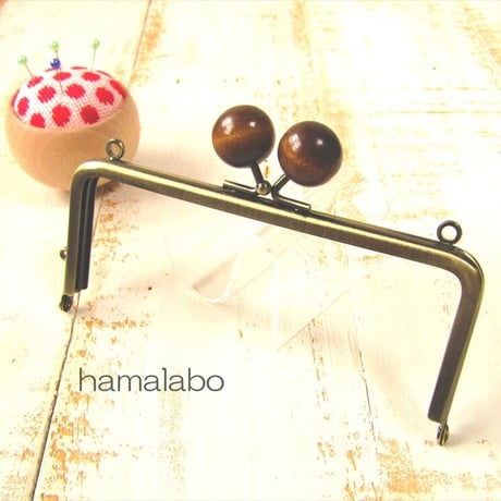 【HA-1964】13.5cm/角型(ちょっと大きな茶色の木玉×アンティークゴールド)・カン付き