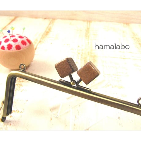 【HA-1966】13.5cm/角型(茶色の木キューブ×アンティークゴールド)・カン付き
