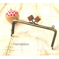 【HA-1966】13.5cm/角型(茶色の木キューブ×アンティークゴールド)・カン付き