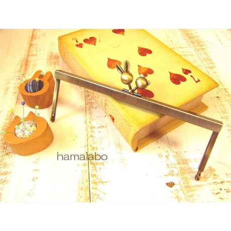 【HA-1753】19cm浮き足口金/ウサギ玉×ネコ玉(アンティークゴールド)