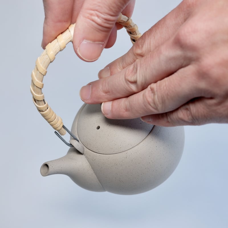 グレーの茶臼 ステンレススチール製レベルソ・トリビュート・デュオ・スモール
